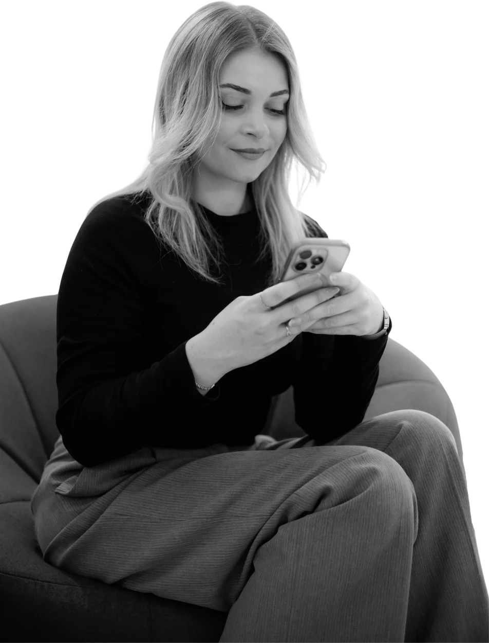 Anne-Sophie Clément, téléphone en main